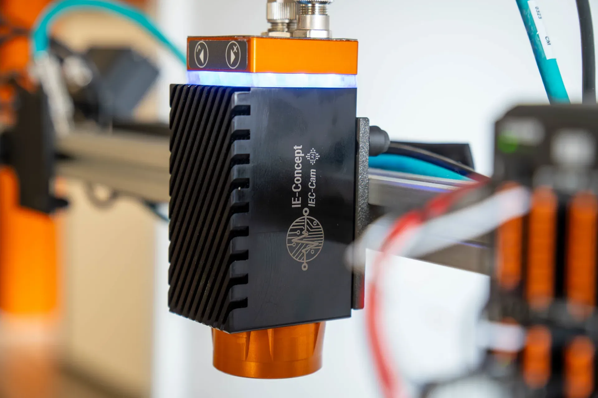 La caméra IEC-Cam installée sur une machine : NPU embarqué, anneau lumineux de diagnostic et connecteurs M12